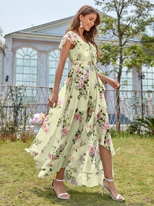 Dettaglio dell'abito in chiffon floreale con scollatura a balze e orlo asimmetrico