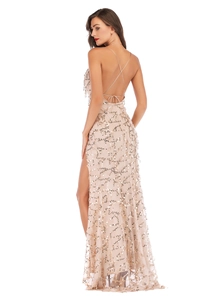 Détail du design dos nu et des paillettes scintillantes sur la robe de soirée