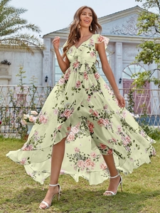 Dettaglio dell'orlo asimmetrico e stampa floreale su abito in chiffon verde