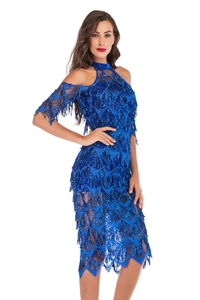 Détails de la robe bleue à paillettes avec franges et motif en losange pour soirées chic