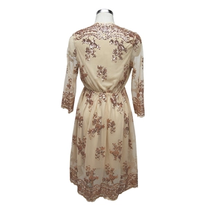 Détails du dos de la robe en tulle champagne avec broderie florale en paillettes rosées