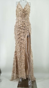 Vue détaillée d'une robe de soirée à paillettes avec col en V profond et fente haute