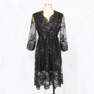 Détails de la robe de soirée en tulle noir avec motifs de paillettes et finitions dentelle