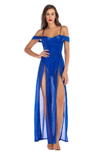 Détail de la robe en maille bleu roi avec tissu transparent et doubles fentes hautes