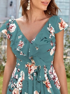 Dettaglio dello scollo a V profondo con balze sull'abito in chiffon a fiori verde acqua
