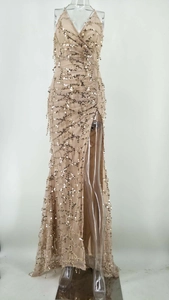 Détail de la robe à paillettes champagne avec motifs ondulés et fente haute sexy