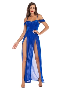 Détails du tissu métallique bleu électrique et des fentes hautes sur la robe sexy