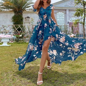 Dettaglio dell'abito in chiffon blu scuro a fiori con scollo a V e bordo a volant