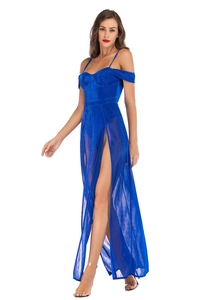 Détail du tissu en maille transparente bleu vif avec fente haute et reflet métal