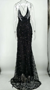 Détails du dos d'une robe de soirée à paillettes noires avec décolleté en V plongeant