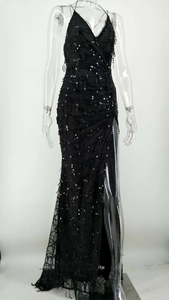 Détail de la robe noire à paillettes avec fente latérale haute pour les soirées