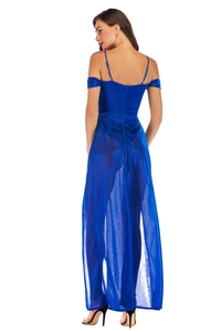 Détail de robe de soirée dos nu bleu roi avec ourlet en tulle et brillance satinée