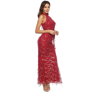 Vue détaillée d'une robe de soirée rouge avec col licou et texture sequins scintillants