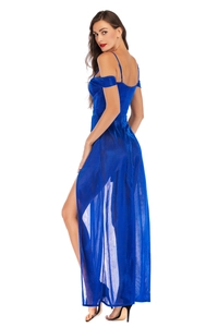 Détail de la robe en maille bleu roi avec texture métallique et fente latérale haute