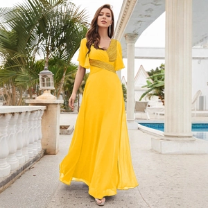 Élégante robe de soirée longue jaune vif avec col en V, paillettes dorées et volants