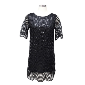 Abito sexy con paillettes nere e motivi a onde con dettagli in rete per feste eleganti