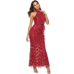 Détail de la robe de soirée rouge dos nu avec des broderies de paillettes dorées fines