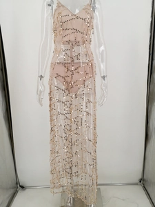 Dettaglio del vestito lungo trasparente con paillettes dorate e set coordinato