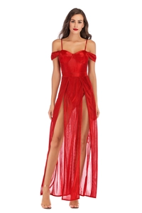 Détail de robe de soirée rouge métallique à épaules dénudées avec fentes hautes et satiné