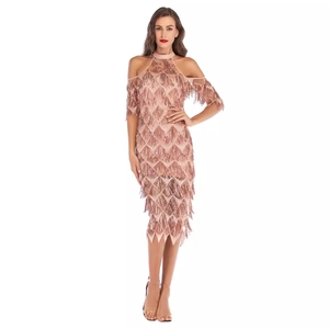 Robe élégante à paillettes et franges or rose avec design épaules dénudées pour fête