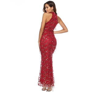 Vue arrière d'une robe sirène longue à paillettes rouges avec design dos nu sexy