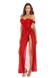 Détail d'une robe rouge métallique avec manches en tulle et fente latérale haute