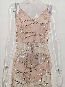 Dettaglio dell'abito in rete champagne con paillettes dorate a onde e scollo a V sexy