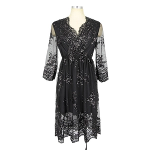 Robe sexy en maille noire avec paillettes, col en V et manches longues sur blanc
