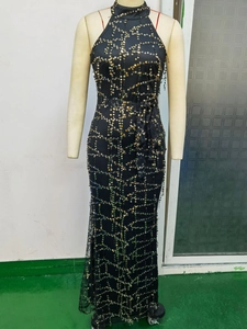 Détails des paillettes noires et de la broderie en maille géométrique sur la robe du soir