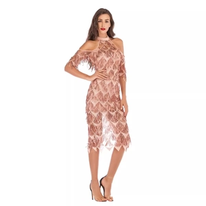 Robe à paillettes or rose à épaules dénudées avec franges élégantes et taille brillante