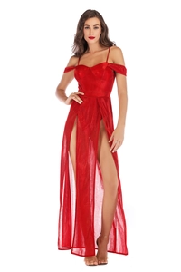Détail du tissu pailleté rouge d'une robe de soirée élégante avec fentes hautes
