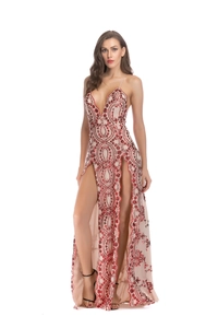 Détail d'une robe de soirée à paillettes avec fente latérale haute et coupe ajustée