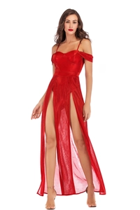 Détail de la robe de soirée rouge avec doubles fentes hautes et tissu brillant sexy