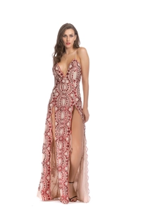 Détail d'une robe de soirée avec sequins rouges sur tissu champagne et fente haute sexy