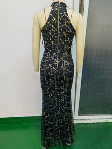 Vue détaillée du dos d'une robe de soirée à paillettes avec longue fermeture éclair dorée
