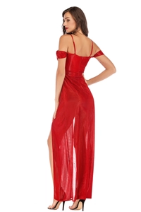 Détail d'une robe de soirée rouge dos nu avec fines bretelles et fente haute