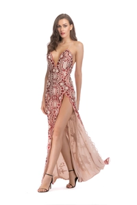 Détail de robe de soirée champagne avec paillettes rouges et fente haute élégante