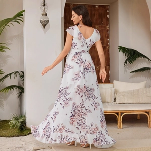 Elegante abito lungo in chiffon bianco a fiori con scollo a V sulla schiena e volant
