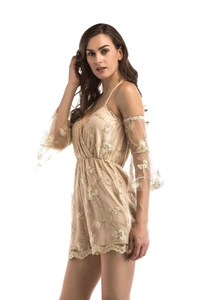 Détail du combishort en dentelle champagne avec broderie florale et manches en tulle