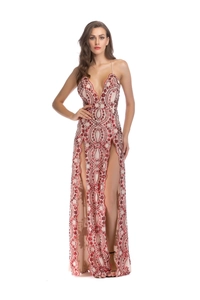 Détail d'une robe de soirée à paillettes rouges avec fente haute et col en V