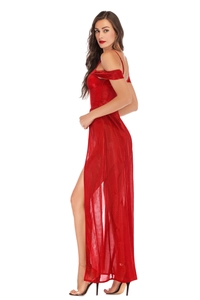 Vue latérale d'une robe maxi rouge à épaules dénudées avec fente haute et ourlet voilé
