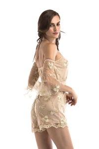Vue détaillée de côté du combishort en dentelle champagne avec broderie florale dorée