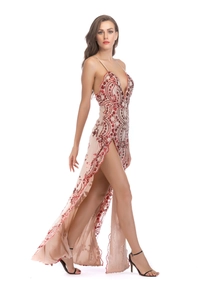 Détail d'une robe de soirée à paillettes avec fente latérale haute et fines bretelles