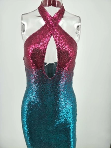 Détail de robe à paillettes dos nu avec découpe goutte et dégradé bordeaux vers vert