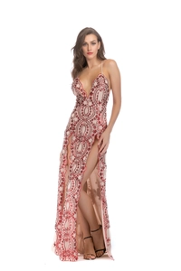 Détail d'une robe de soirée à paillettes rouges avec fente et motifs géométriques
