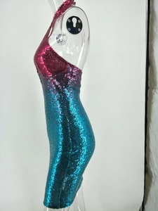 Détail de robe moulante à paillettes avec dégradé rouge vin vers bleu turquoise