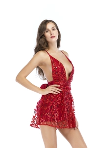 Détail de mini robe rouge à paillettes avec broderie et nœud en satin dans le dos