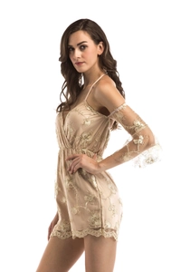 Vue détaillée du combishort en dentelle champagne avec broderie florale et tulle