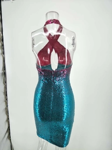 Détail du dos croisé d'une robe à paillettes dos nu avec dégradé rouge et bleu vif