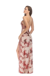 Détail de robe de soirée avec sequins floraux, bretelles croisées et fente haute